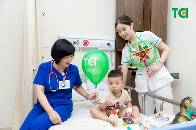 Ảnh Tặng quà Trung thu cho bé