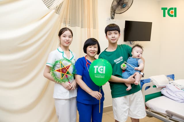 Ảnh Tặng quà Trung thu cho bé