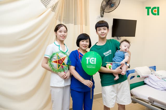 Ảnh Tặng quà Trung thu cho bé