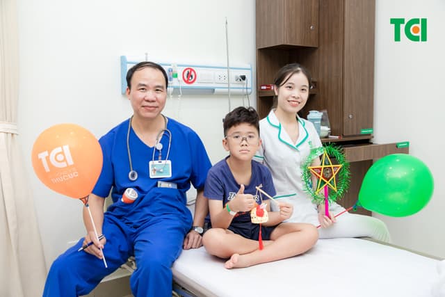 Ảnh Tặng quà Trung thu cho bé