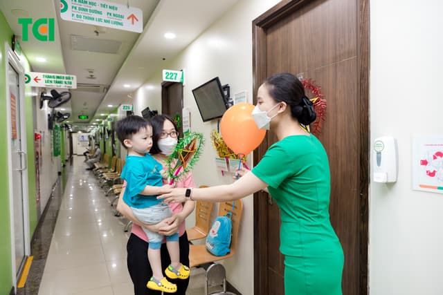 Ảnh Tặng quà Trung thu cho bé