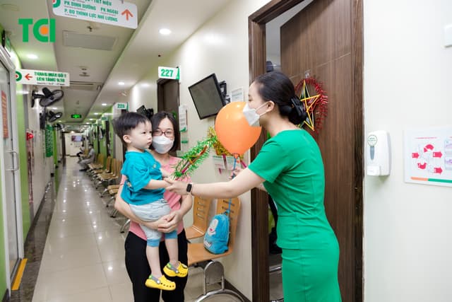 Ảnh Tặng quà Trung thu cho bé