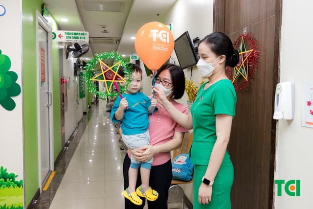 Ảnh Tặng quà Trung thu cho bé