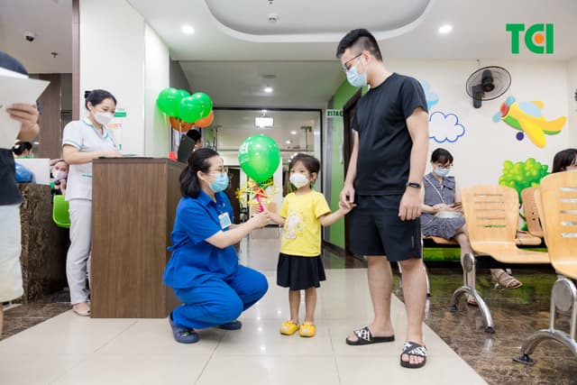 Ảnh Tặng quà Trung thu cho bé