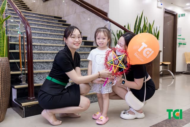 Ảnh Tặng quà Trung thu cho bé