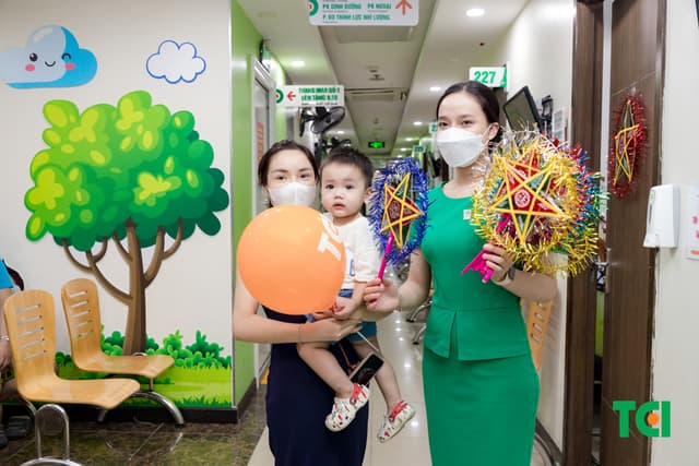 Ảnh Tặng quà Trung thu cho bé