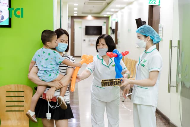 Ảnh Tặng quà 1/6 cho bé