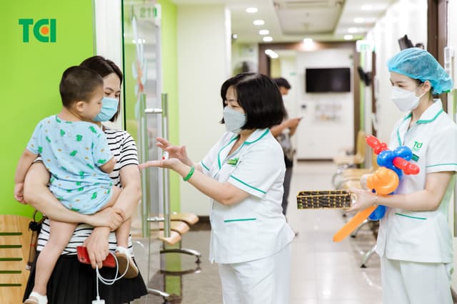 Ảnh Tặng quà 1/6 cho bé