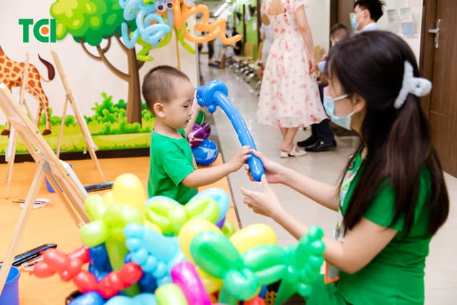 Ảnh Tặng quà 1/6 cho bé