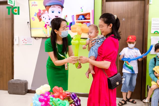 Ảnh Tặng quà 1/6 cho bé