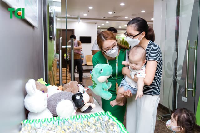 Ảnh Tặng quà 1/6 cho bé