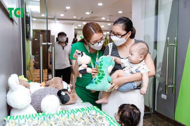 Ảnh Tặng quà 1/6 cho bé