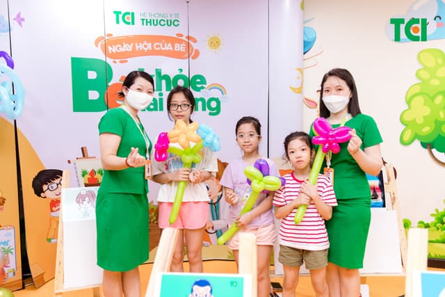 Ảnh Tặng quà 1/6 cho bé