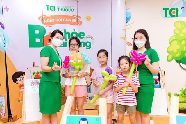 Ảnh Tặng quà 1/6 cho bé