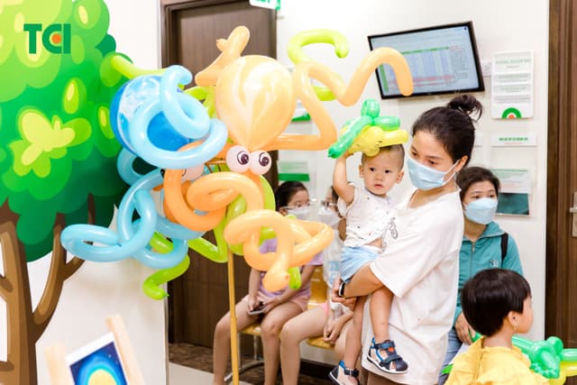 Ảnh Tặng quà 1/6 cho bé