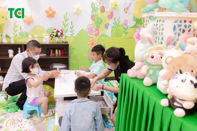 Ảnh Tặng quà 1/6 cho bé