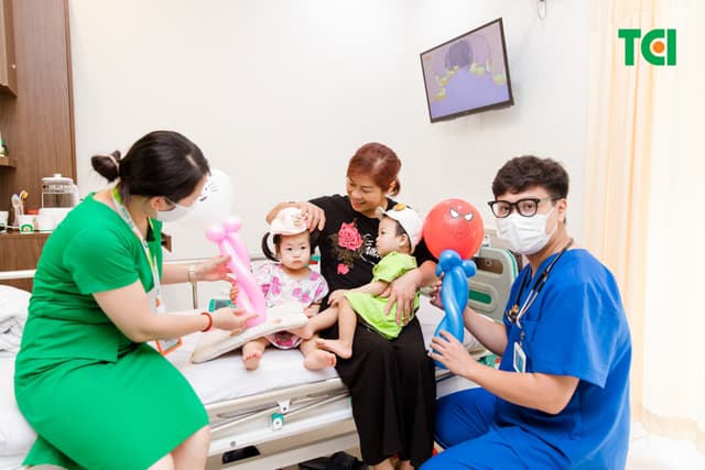 Ảnh Tặng quà 1/6 cho bé