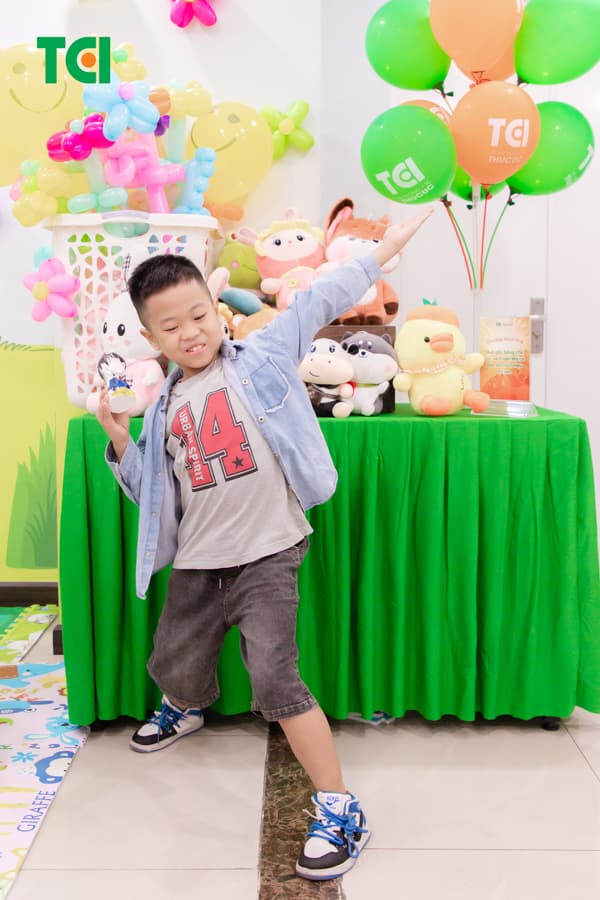 Ảnh Tặng quà 1/6 cho bé