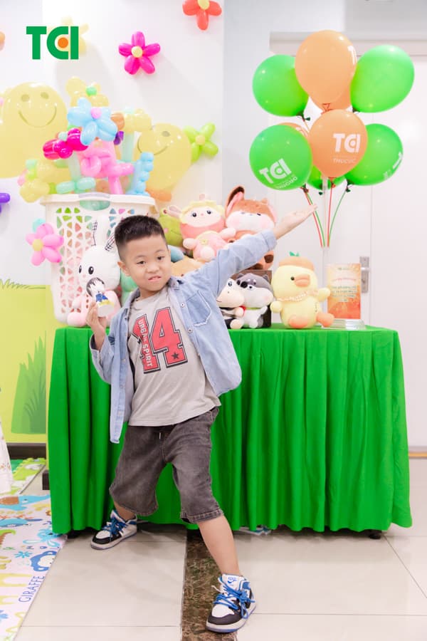 Ảnh Tặng quà 1/6 cho bé