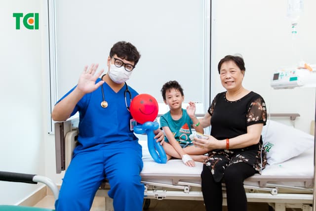 Ảnh Tặng quà 1/6 cho bé