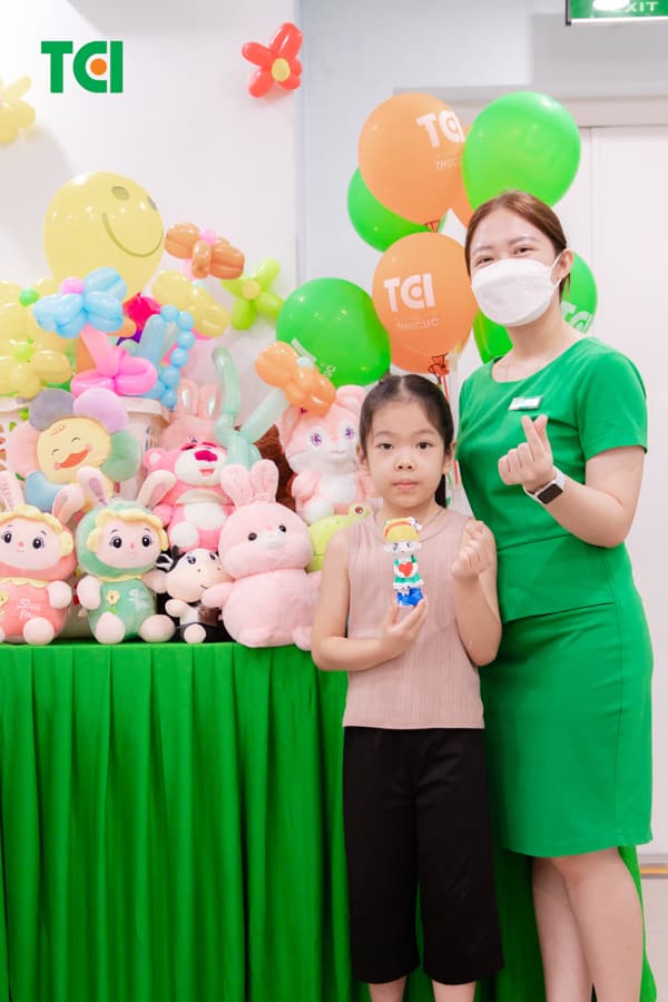 Ảnh Tặng quà 1/6 cho bé