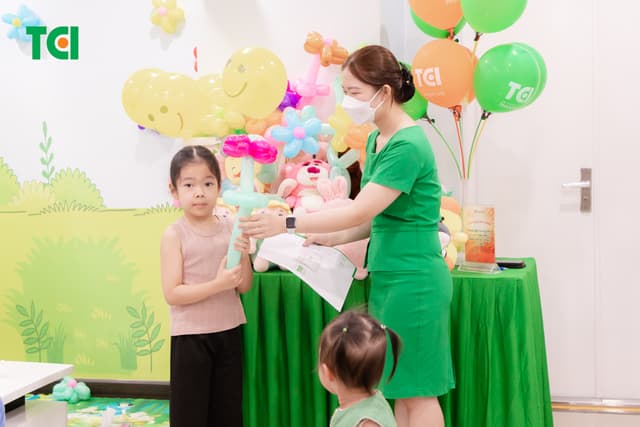 Ảnh Tặng quà 1/6 cho bé