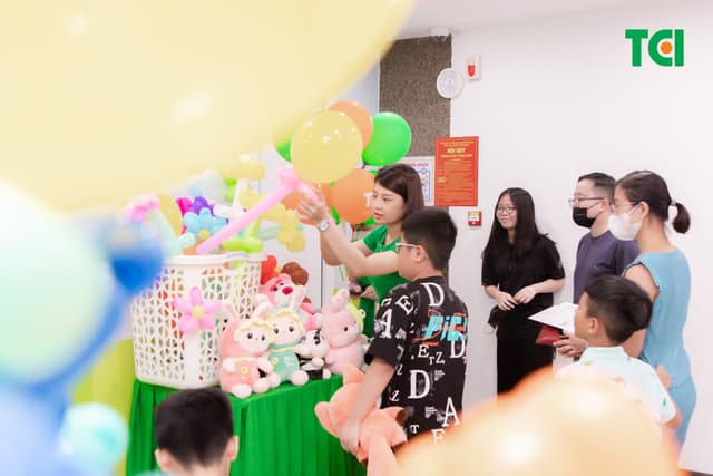 Ảnh Tặng quà 1/6 cho bé