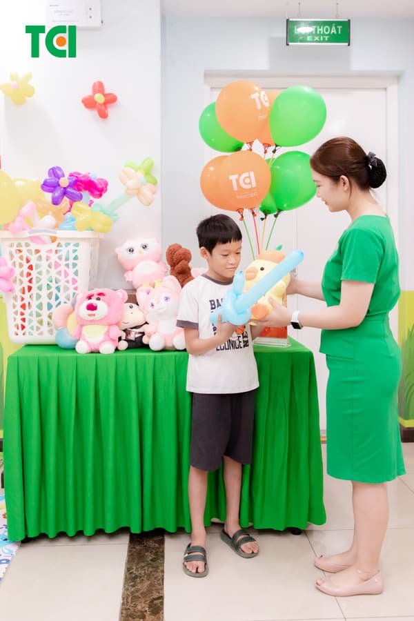 Ảnh Tặng quà 1/6 cho bé