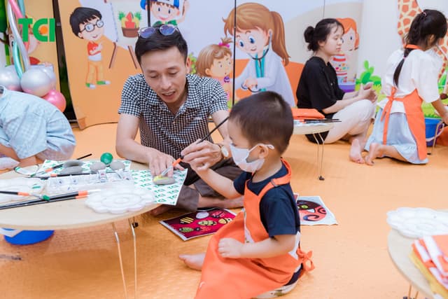 Ảnh Tặng quà 1/6 cho bé