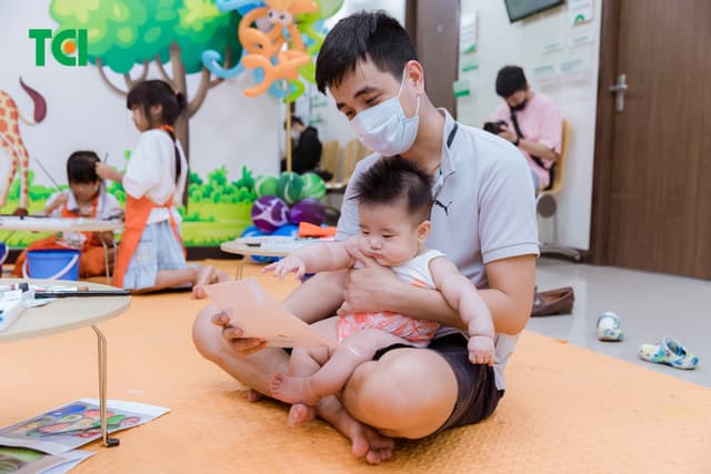 Ảnh Tặng quà 1/6 cho bé