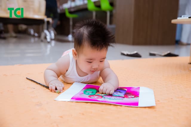 Ảnh Tặng quà 1/6 cho bé