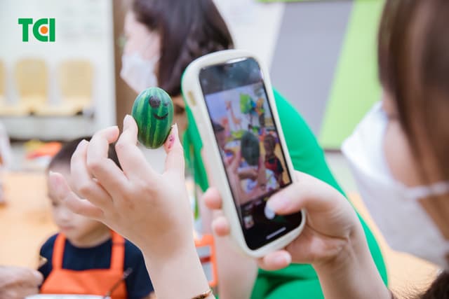 Ảnh Tặng quà 1/6 cho bé