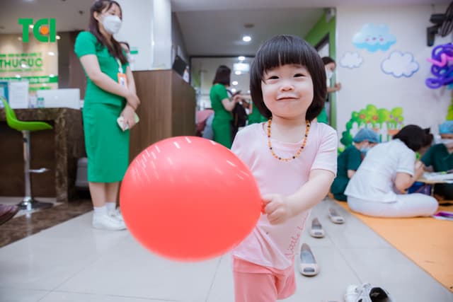 Ảnh Tặng quà 1/6 cho bé