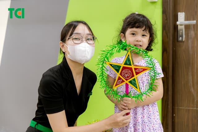 Ảnh Tặng quà Trung thu cho bé