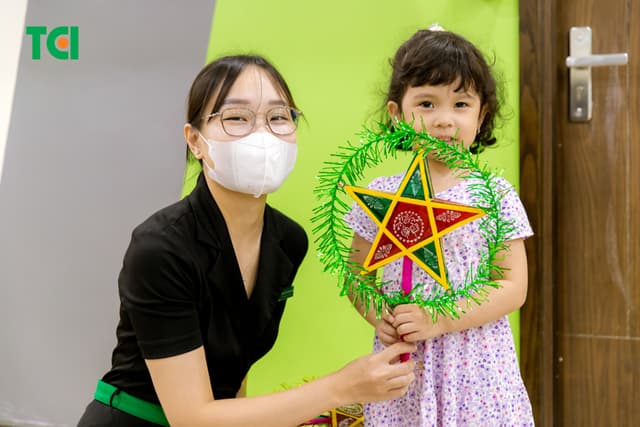 Ảnh Tặng quà Trung thu cho bé