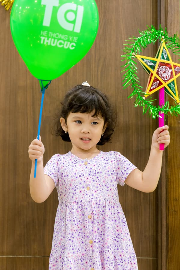 Ảnh Tặng quà Trung thu cho bé