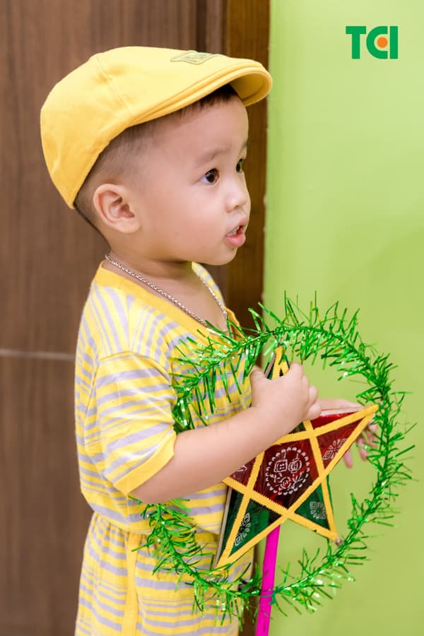 Ảnh Tặng quà Trung thu cho bé