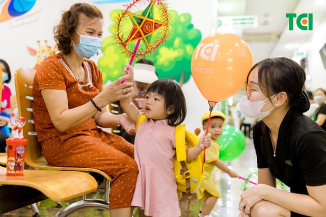 Ảnh Tặng quà Trung thu cho bé