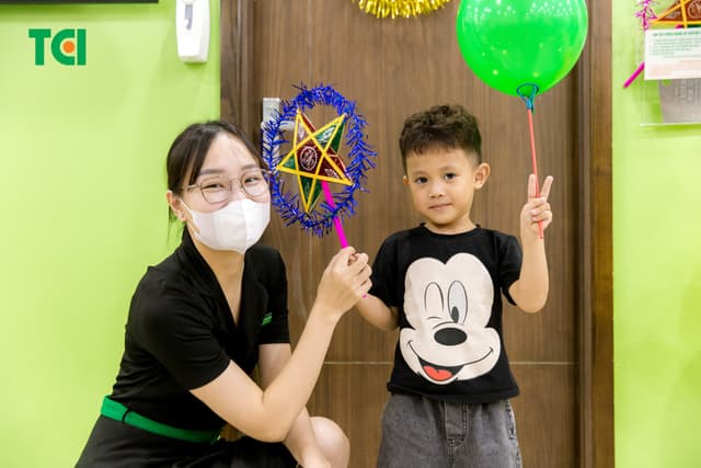 Ảnh Tặng quà Trung thu cho bé