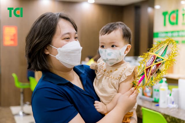 Ảnh Tặng quà Trung thu cho bé