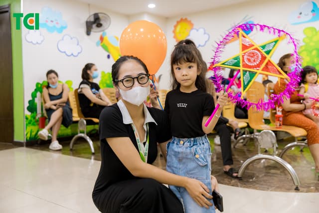 Ảnh Tặng quà Trung thu cho bé