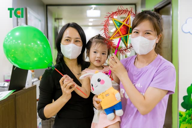 Ảnh Tặng quà Trung thu cho bé