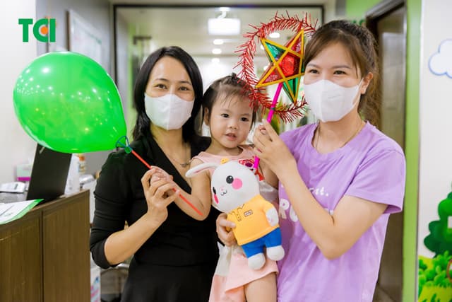 Ảnh Tặng quà Trung thu cho bé