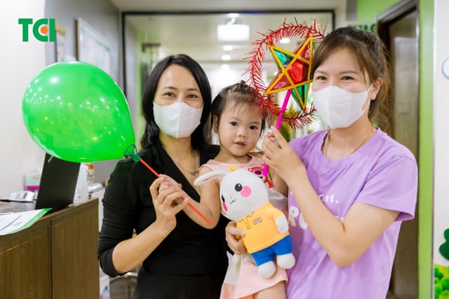 Ảnh Tặng quà Trung thu cho bé