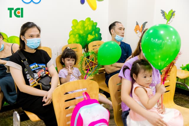 Ảnh Tặng quà Trung thu cho bé