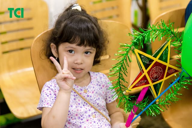 Ảnh Tặng quà Trung thu cho bé