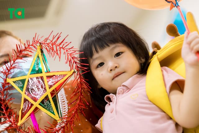 Ảnh Tặng quà Trung thu cho bé