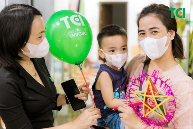 Ảnh Tặng quà Trung thu cho bé