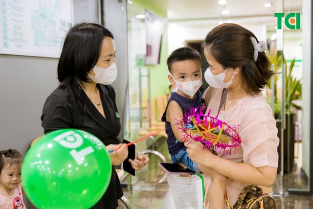 Ảnh Tặng quà Trung thu cho bé