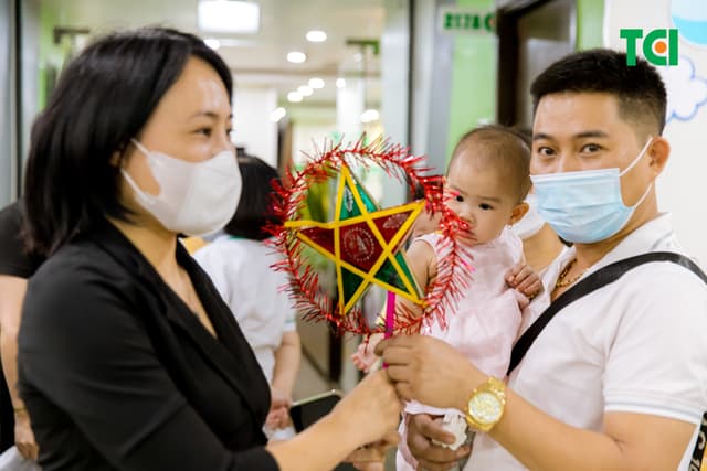 Ảnh Tặng quà Trung thu cho bé